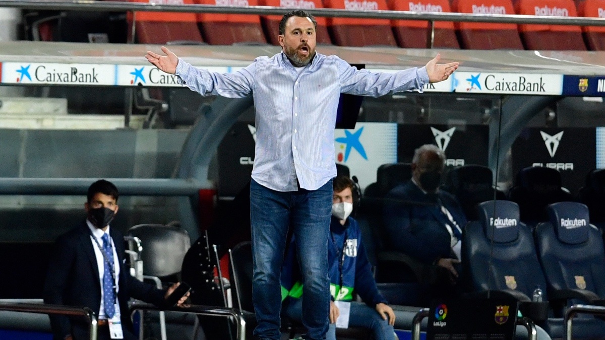 Sergio González alza los brazos en la banda del Camp Nou. (AFP)