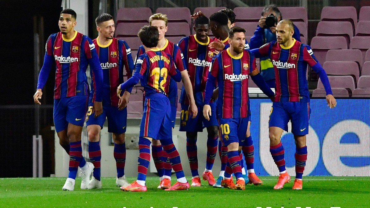 Los jugadores del Barcelona celebran el gol de Dembélé ante el Valladolid. (EFE)