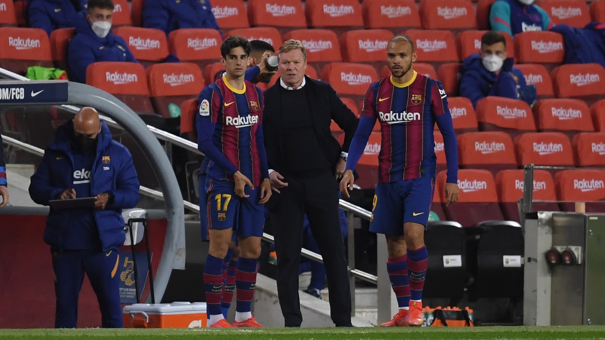 Ronald Koeman, durante el Barcelona-Valladolid, antes de ejecutar los cambios de Trincao, Braithwaite y Araujo. (Getty)