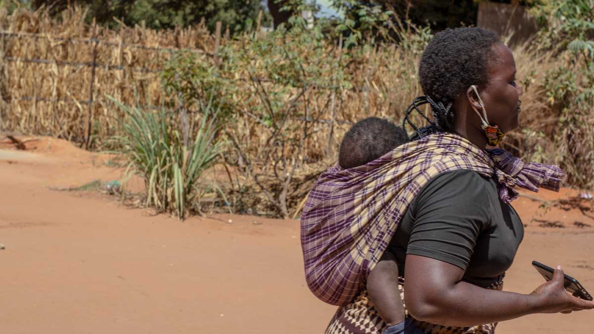 Una mujer con su hijo a la espalda en el norte de Mozambique. Foto: EP