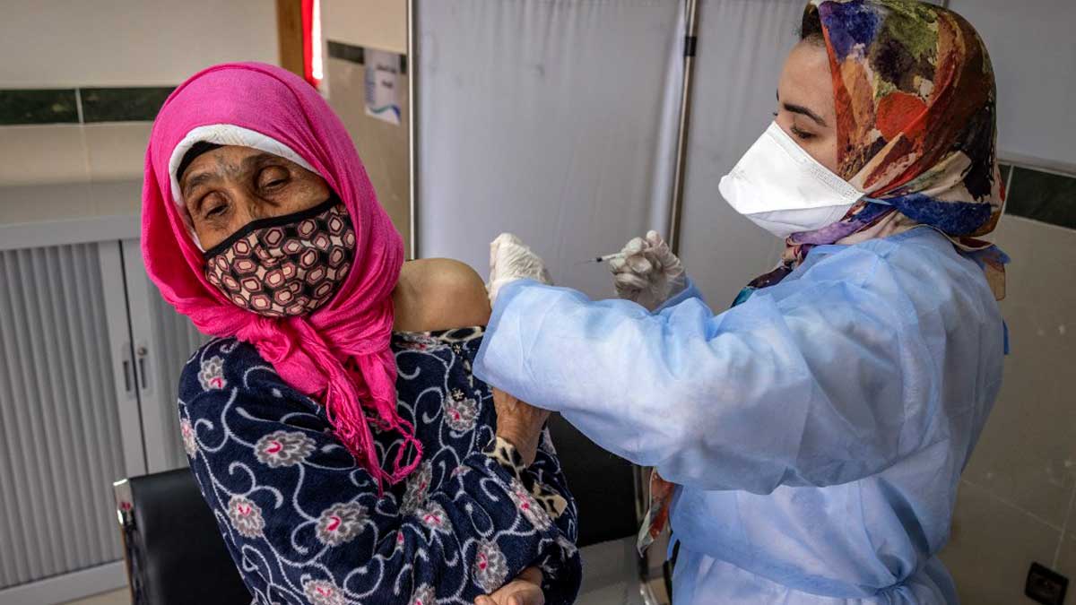 Una mujer marroquí recibe su dosis de la vacuna contra el coronavirus.