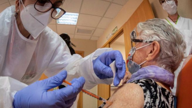 España ha recibido 8,6 millones de vacunas y aún no ha inmunizado a los 2,8 millones de mayores de 80 años  Marruecos sonroja a Sánchez: más vacunas puestas que España con un presupuesto 37 veces menor Vacunacionmayores-655x368