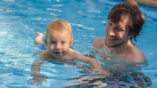 enseñar nadar niños