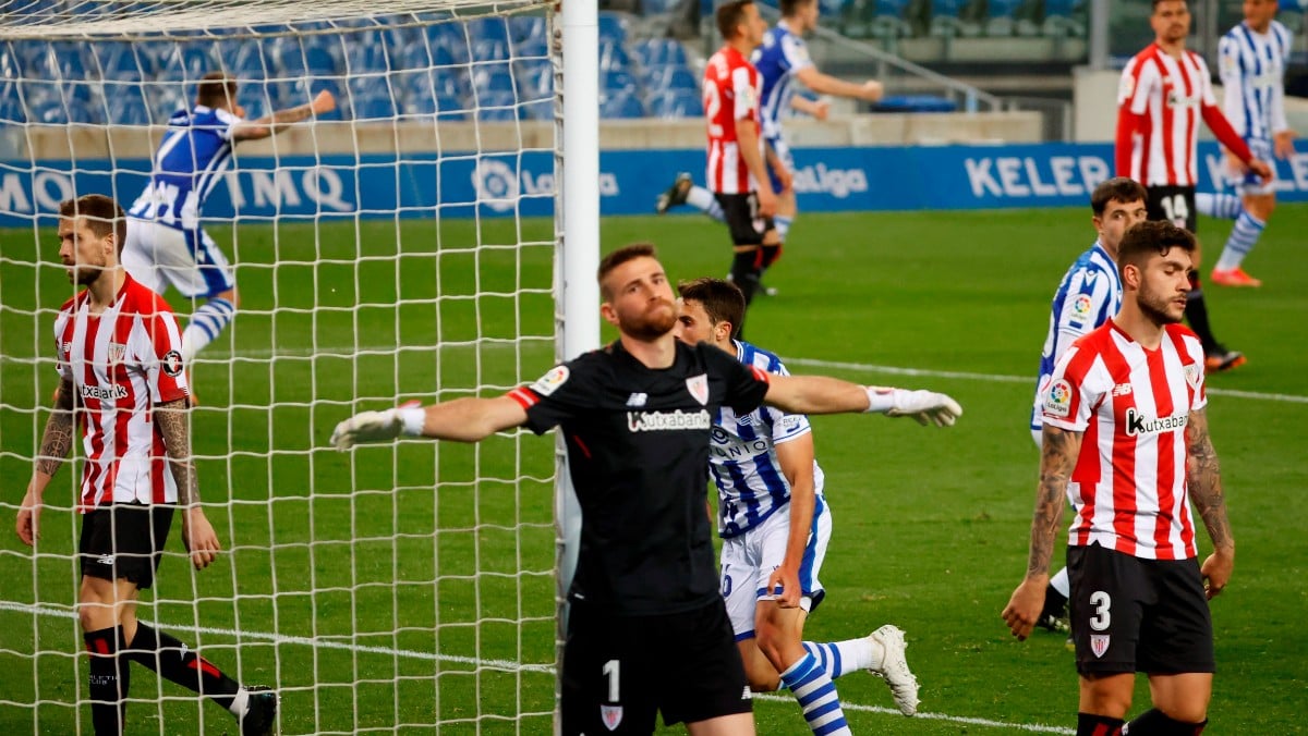 Unai Simón se lamenta tras el gol. (EFE)