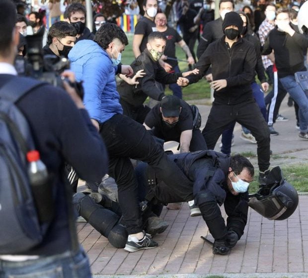 Individuos patean a un agente de la UIP en Vallecas.