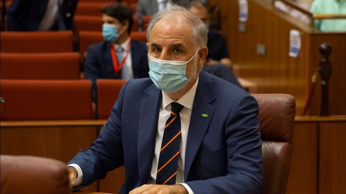 Macario Valpuesta (Vox) toma posesión del acta de diputado en el Parlamento andaluz (Foto: Eduardo Briones / Europa Press).