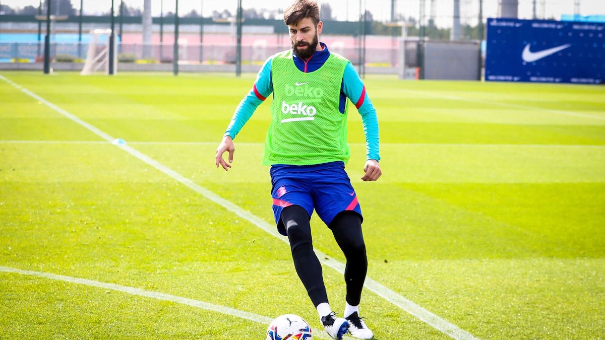 Gerard Piqué, en un entrenamiento con el Barça. (@FCBarcelona)
