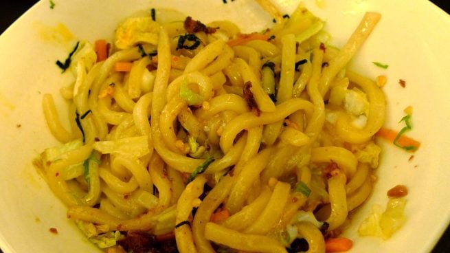 Fideos udon con carne