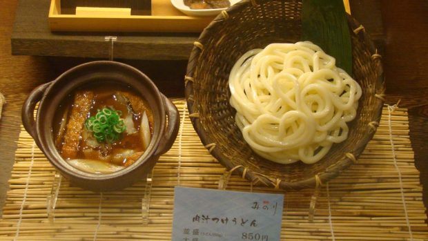 Fideos udon con cerdo y verduras, receta fácil