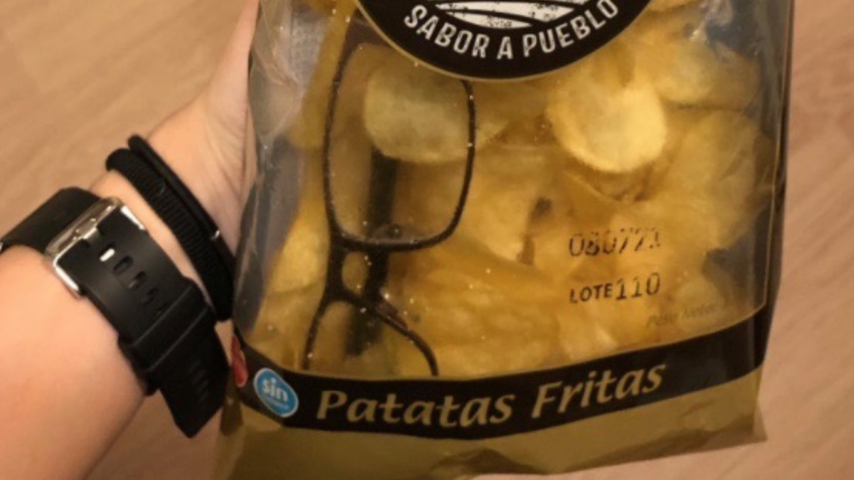Gafas dentro de la bolsa de patatas fritas
