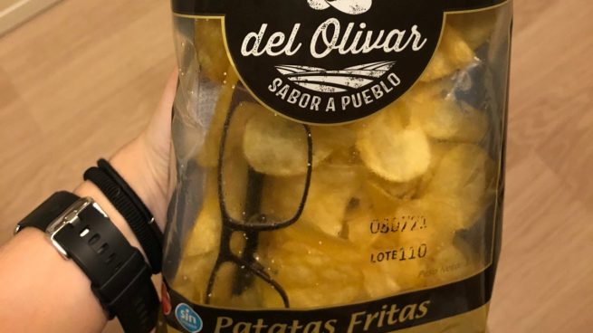 La increíble historia viral de las gafas de Manolito dentro de una bolsa de patatas