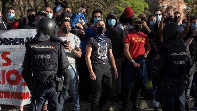 AGRESIONES A VOX: Pablo Iglesias apoya a los terroristas callejeros de Vallecas y acusa a la Policía de apedrearles  Ocho nuevos detenidos por las agresiones a la Policía y a Vox durante el mitin de Vallecas Un-grupo-de-radicales-de-izquierda-en-el-acto-de-vox-en-vallecas-655x368
