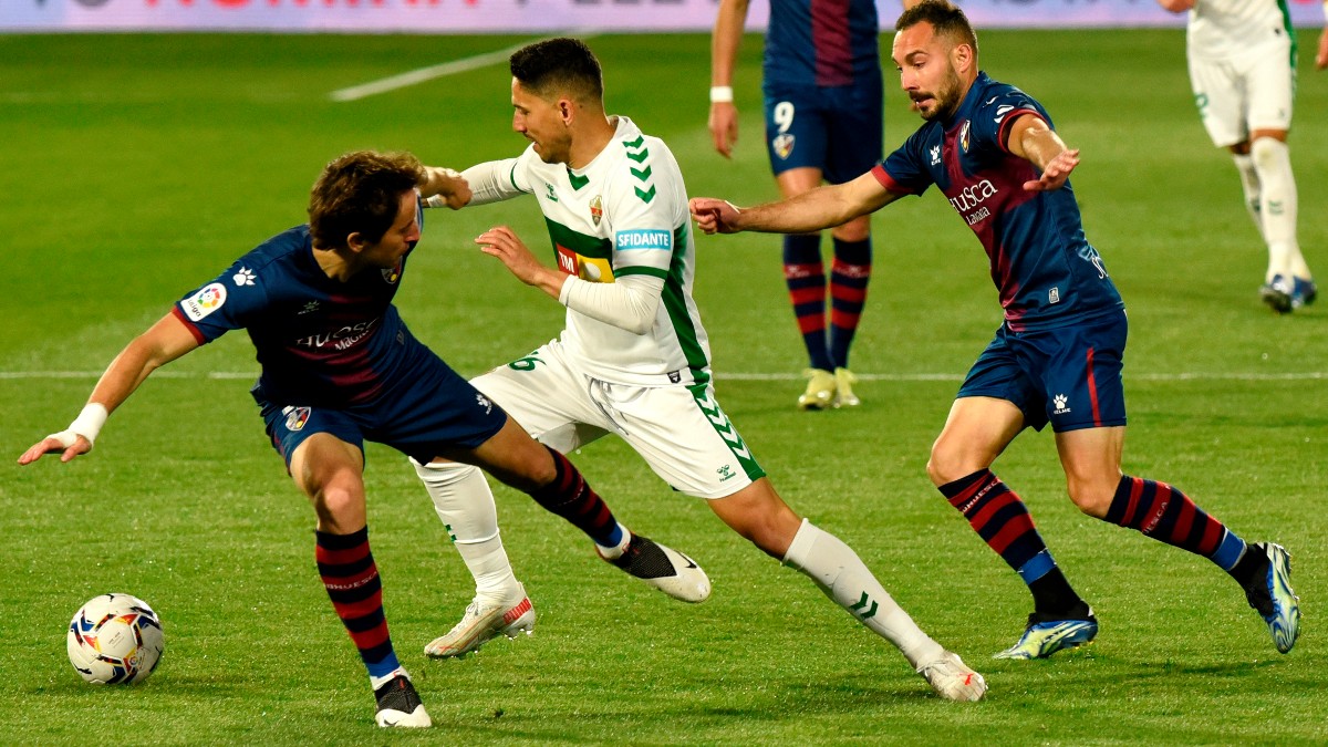 Huesca y Elche, durante el encuentro. (EFE)