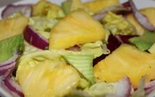 Ensalada de aguacate, piña y mozzarella, receta muy saludable Ensalada-de-aguacate-pina-y-mozzarella-224x140