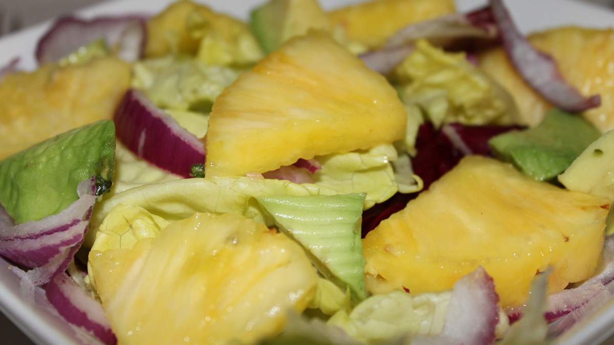 Ensalada de aguacate, piña y mozzarella, receta muy saludable
