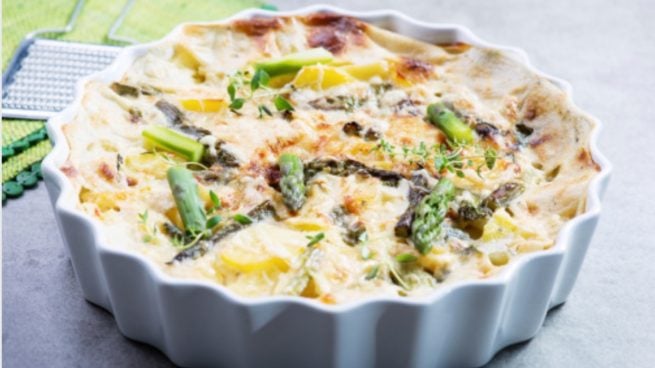 Espárragos gratinados con bechamel y queso, una receta saludable fácil de preparar