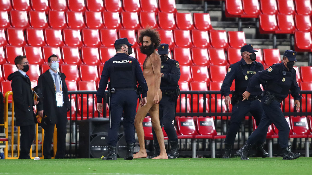 Un hombre desnudo saltó al campo durante el Granada – Manchester United (Getty)