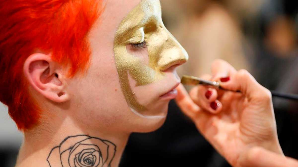 Una modelo se prepara para un desfile en la Mercedes-Benz Fashion Week de Madrid. Foto: EFE