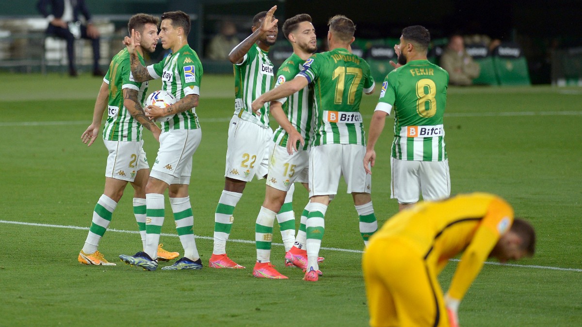 Los jugadores del Betis celebran el gol de Tello contra el Atlético de Madrid. (AFP)