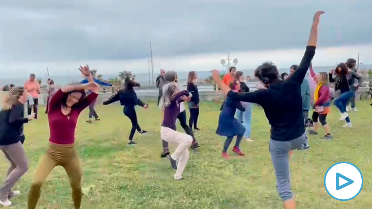 Colau permite una concentración de más de 100 jóvenes bailando sin mascarilla en un parque barcelonés.