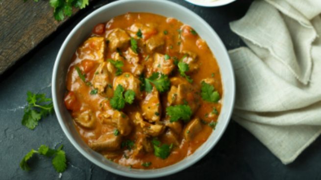 Pollo al curry al microondas, una receta espectacular lista en 10 minutos