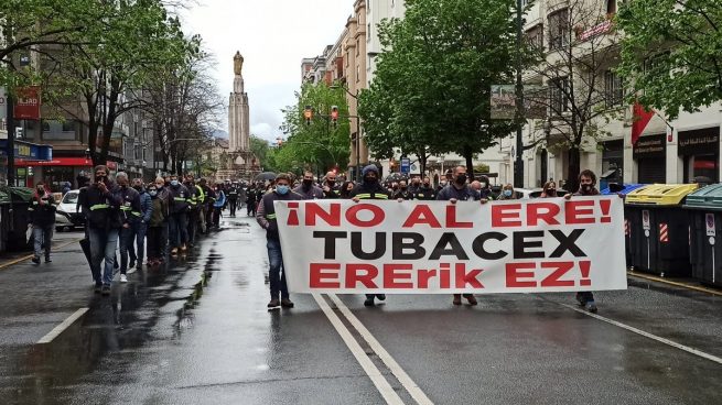 Trabajadores de Tubacex se manifiestan en Bilbao para protestar por el despido de 95 empleados
