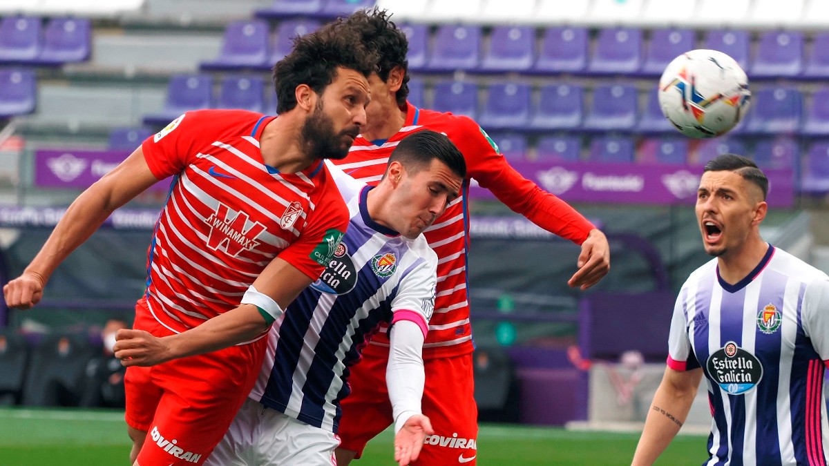 Los jugadores de Granada y Valladolid pelean un balón. (EFE)