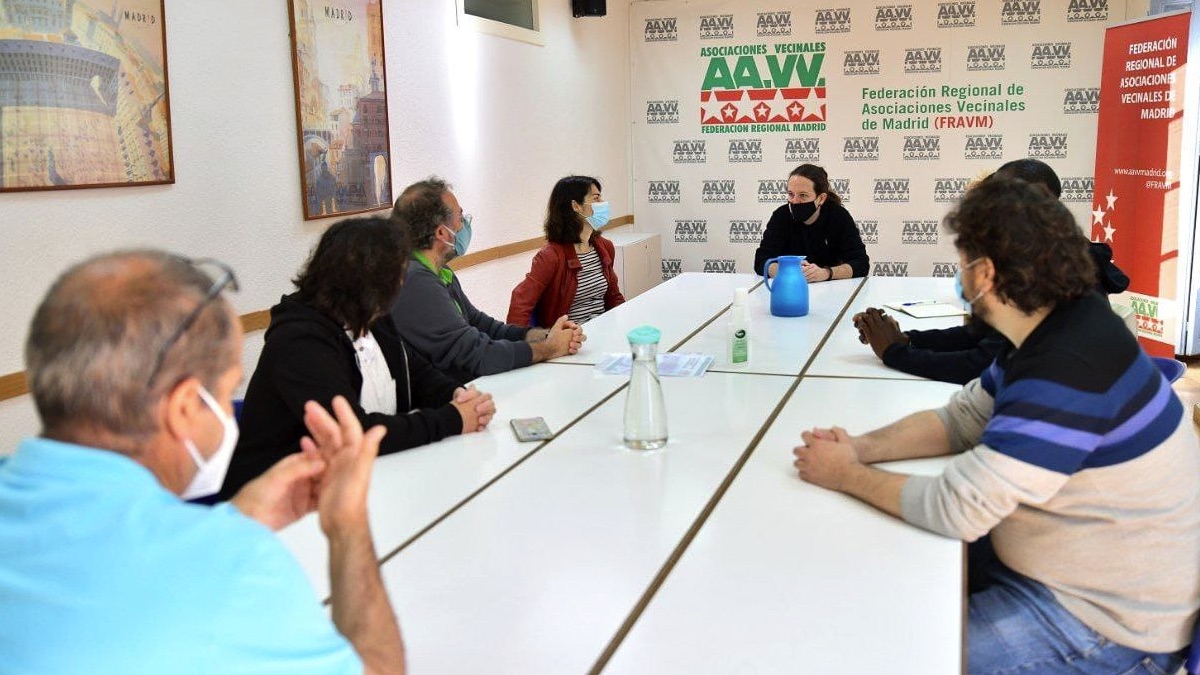 Pablo Iglesias en la reunión con la FRAVM. (Foto: Podemos)
