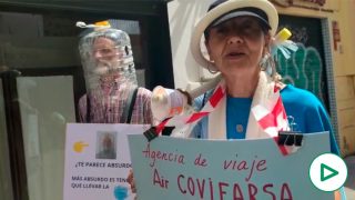 Negacionistas con botellas en la cabeza se mofan de la cifra de 100.000 muertos en España por coronavirus.