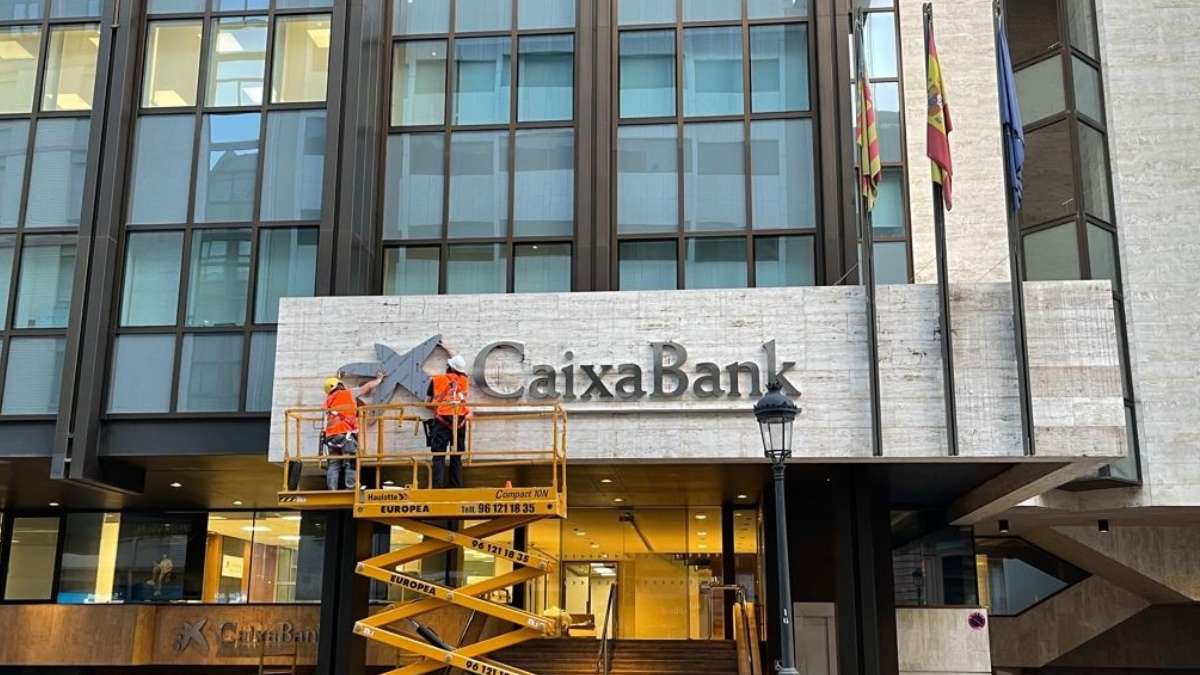 El logo de Caixabank sustituye al de Bankia