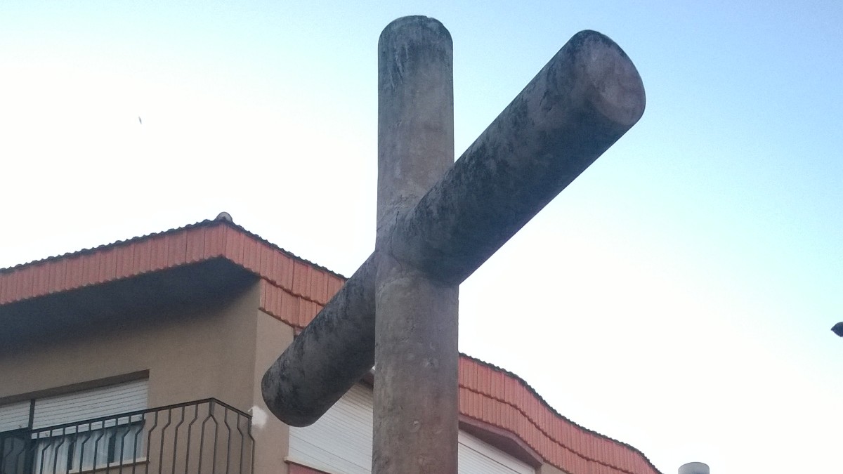 Un juez permite mantener la cruz en Villarrobledo tras pedir su retirada una asociación memorialista. (Foto: Villarobledo Noticias)