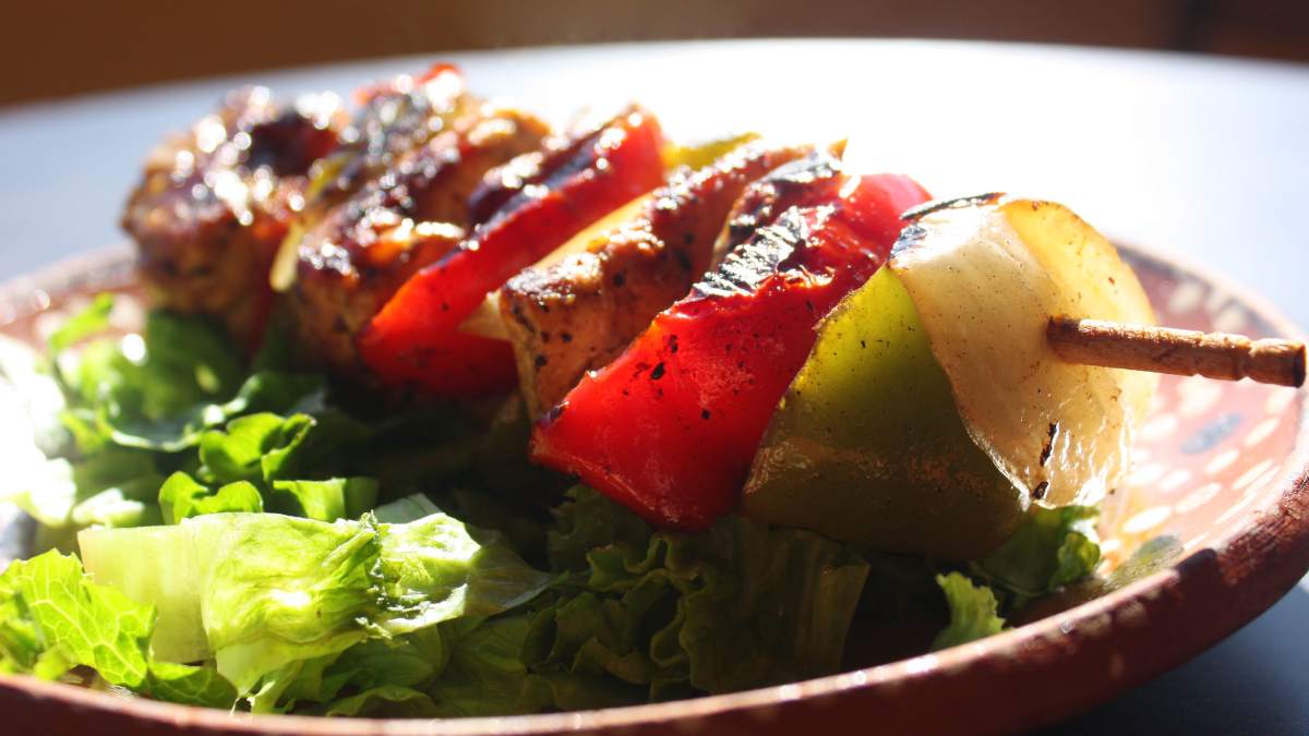 Brochetas de pavo con mayonesa
