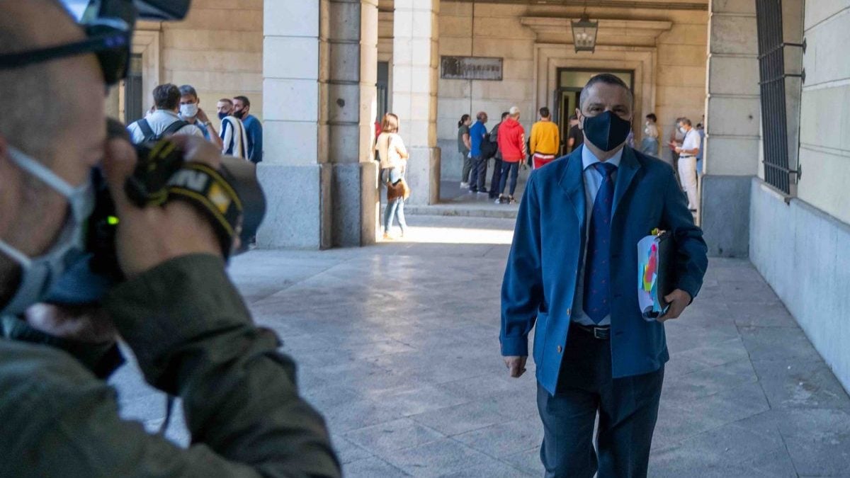 El exdirector de la empresa Mercasevilla, Fernando Mellet, entrando en la Audiencia para el juicio de presuntos delitos de prevaricación y malversación de caudales públicos que ha sido suspendido al estar afectado de Covid-19 uno de los peritos propuestos. Sevilla a 28 de septiembre 2020.