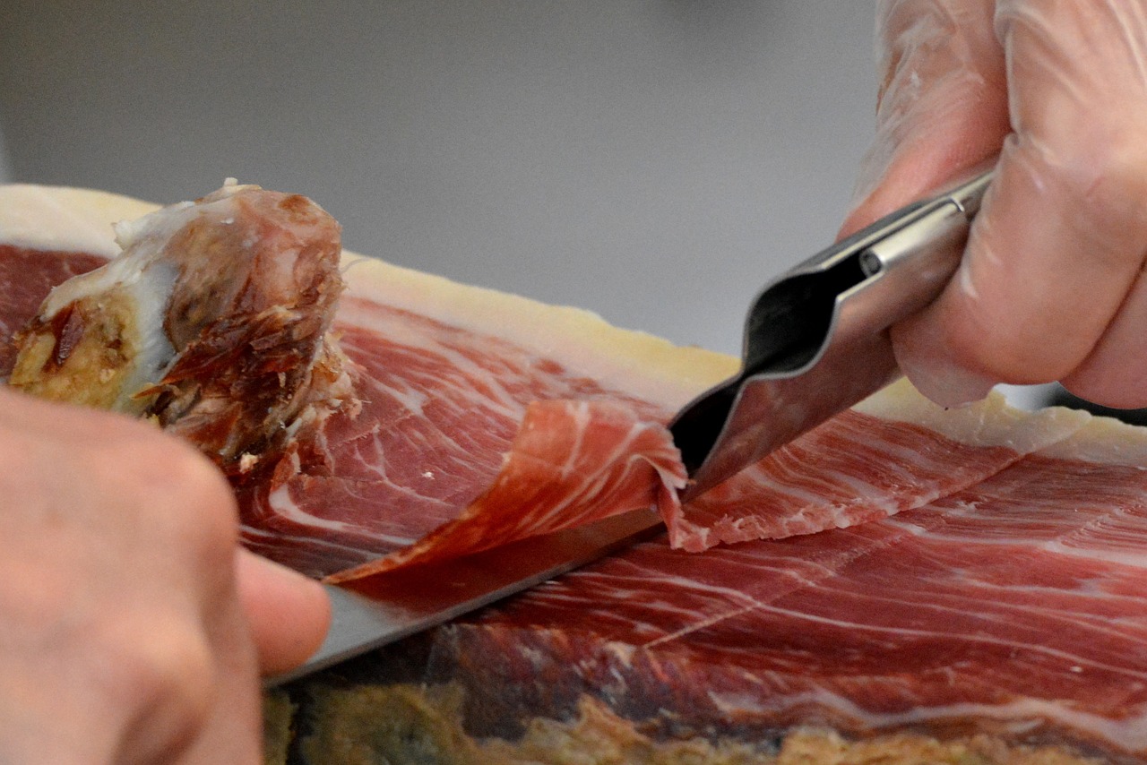 Cómo colocar un jamón en el jamonero y empezar a cortarlo