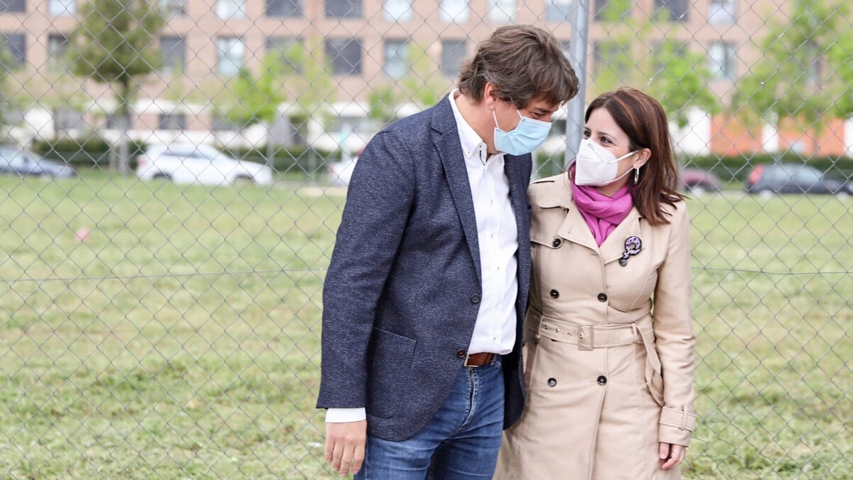 El alcalde de Fuenlabrada, Javier Ayala, y Adriana Lastra. (Foto: PSOE)