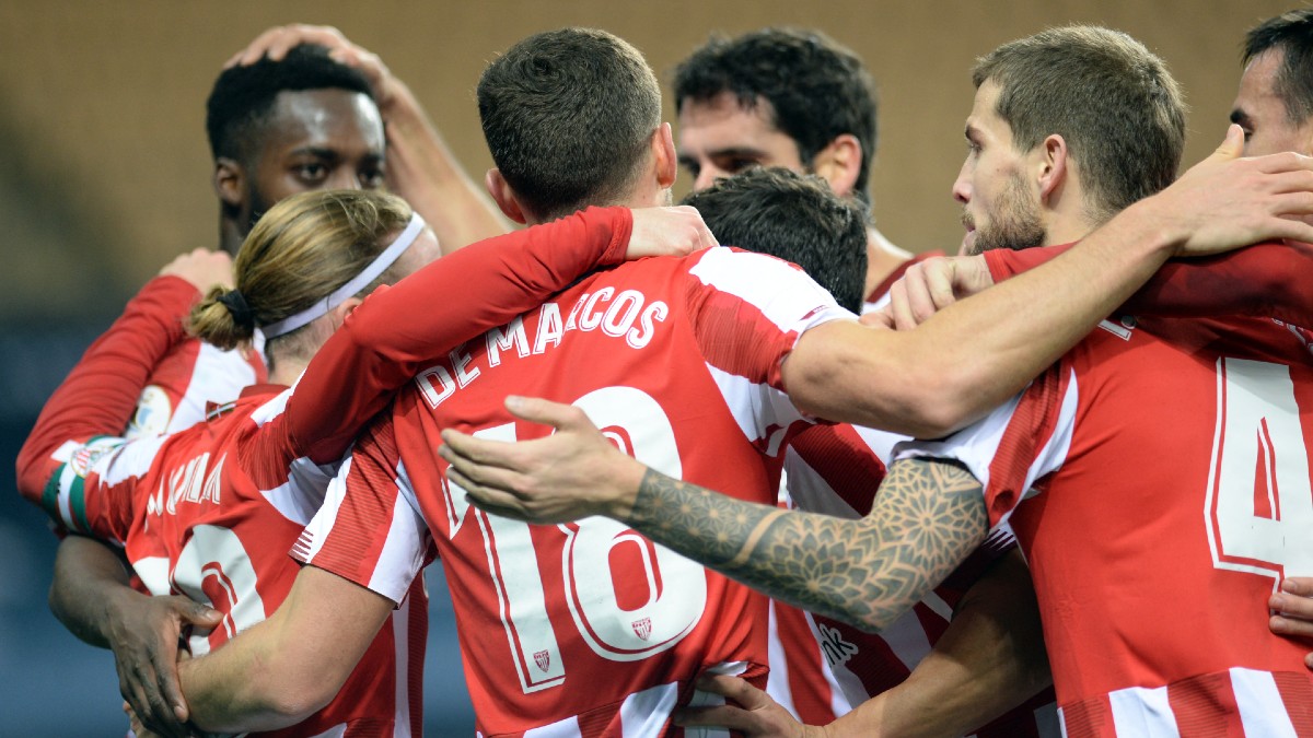 Los jugadores del Athletic Club de Bilbao celebran un tanto. (AFP)