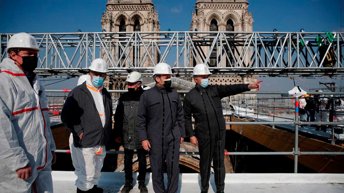 Emmanuel Macron visita las obras de restauración de Notre Dame. Foto: AFP