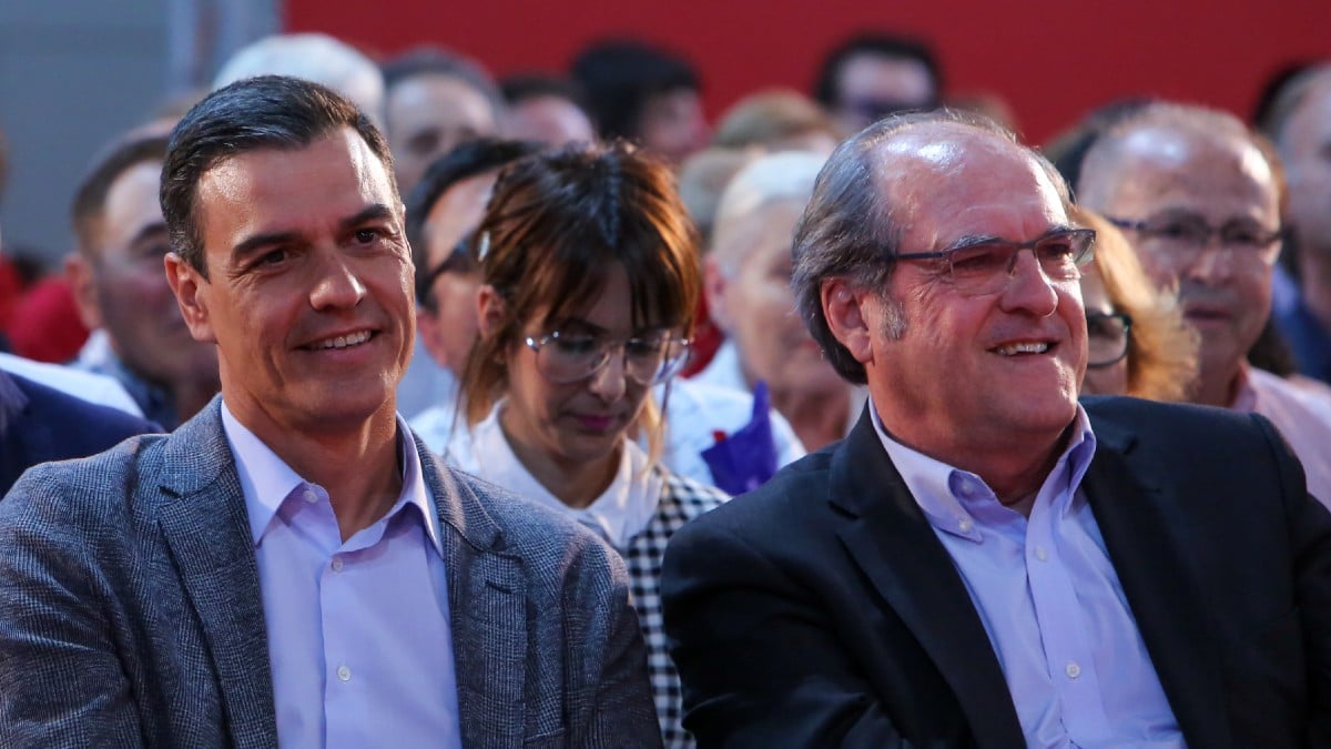 El presidente del Gobierno, Pedro Sánchez, y el candidato del PSOE a las elecciones de Madrid del 4-M, Ángel Gabilondo, durante un mitin socialista