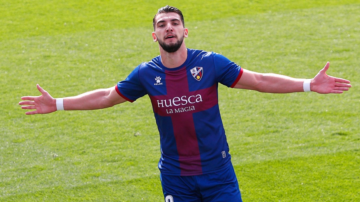 Rafa Mir celebra un gol con el Huesca. (Getty)