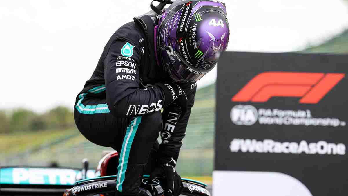 Lewis Hamilton tras lograr el mejor tiempo en la sesión de clasificación del Gran Premio de Emilia-Romaña. (AFP