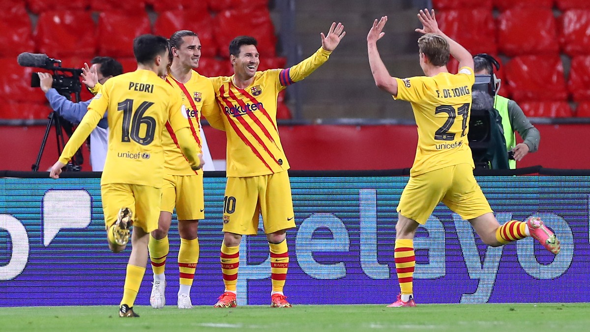 Antoine Griezmann celebra su gol ante el Athletic junto a Messi, De Jong y Pedri. (Getty)