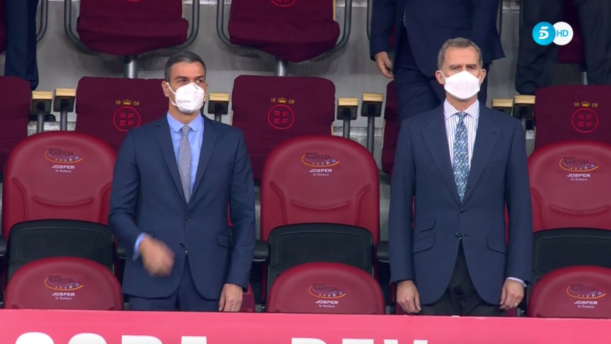 El Rey Felipe VI junto al presidente del Gobierno, Pedro Sánchez, mientras suena el himno de España en la final de la Copa del Rey.