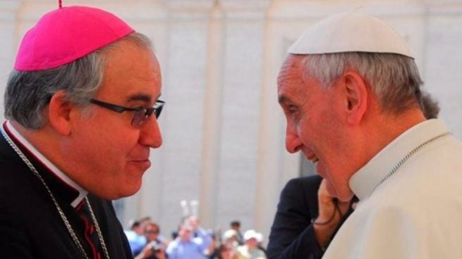 El nuevo arzobispo de Sevilla, José Ángel Saiz Meneses, en una imagen con el papa Francisco.