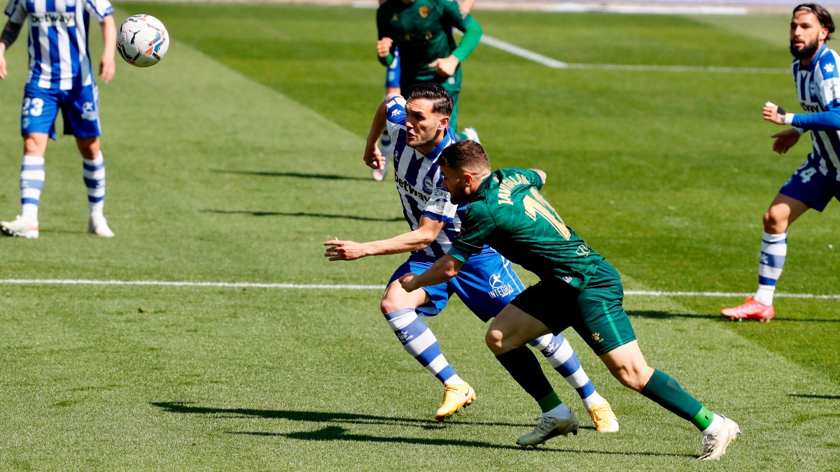 Lucas Pérez pelea por un balón. (EFE)