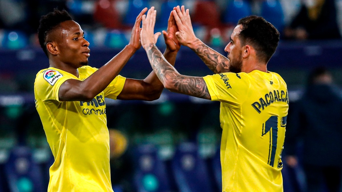 Samu Chukwueze celebra un gol con Alcácer. (EFE)