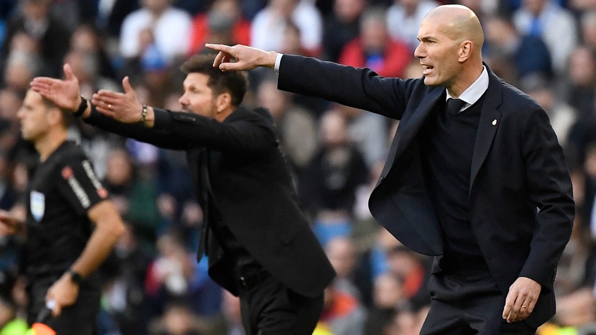 Simeone y Zidane, durante un derbi en el Bernabéu. (AFP)