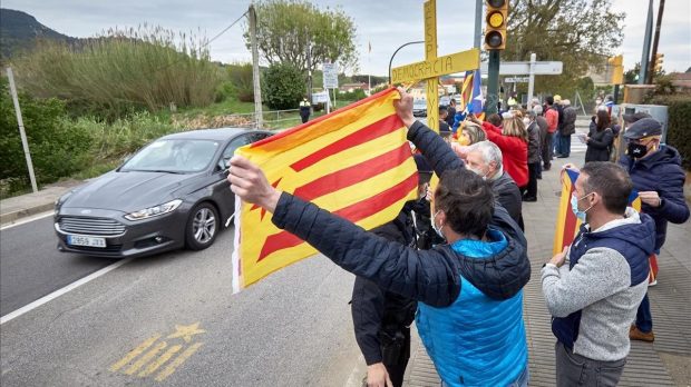 Algunos de los manifestantes independentistas a la llegada de Pedro Sánchez. 