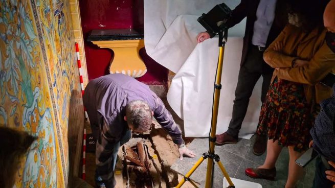 Arqueólogos hallan un sarcófago de unos 700 años con una niña aún vestida en el Real Alcázar de Sevilla