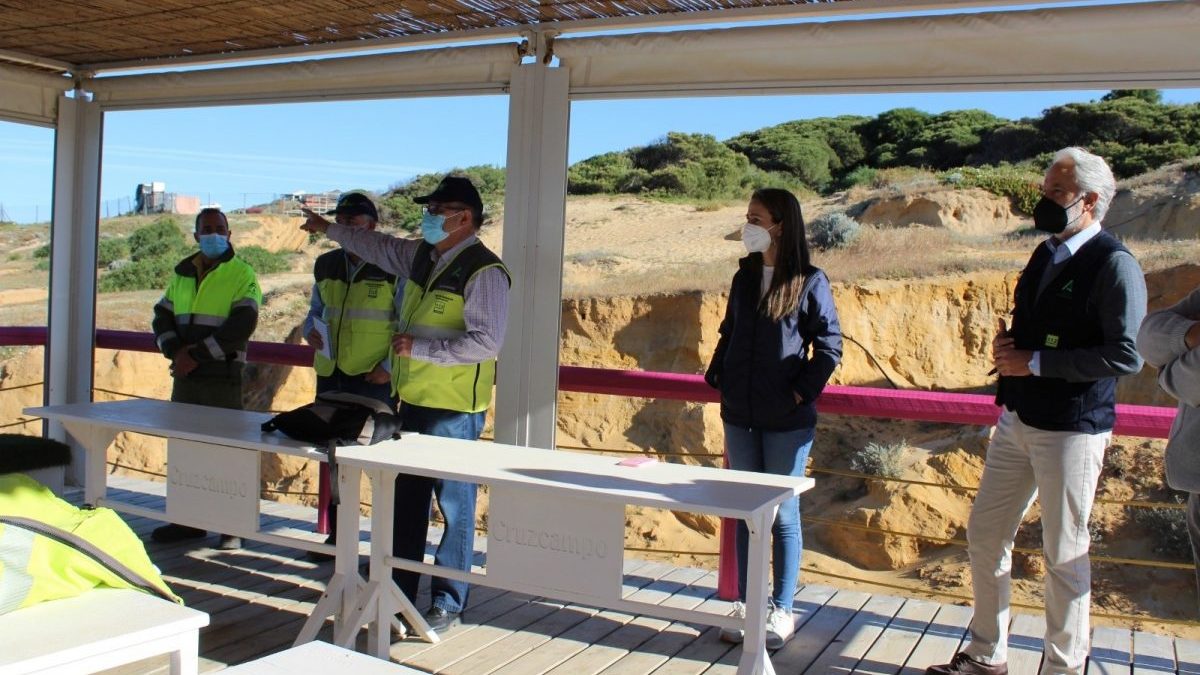 Operación de emergencia en Huelva para evitar que el chapapote llegue a la costa
