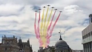 El Ejército del Aire 'celebra' la Feria dibujando una bandera de España en el cielo de Sevilla.